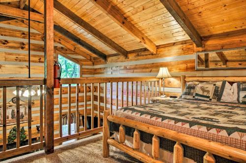 Secluded Forest Cabin - 4 Mi To Dwntwn Gatlinburg!