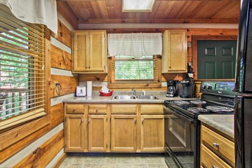 Secluded Forest Cabin - 4 Mi To Dwntwn Gatlinburg!