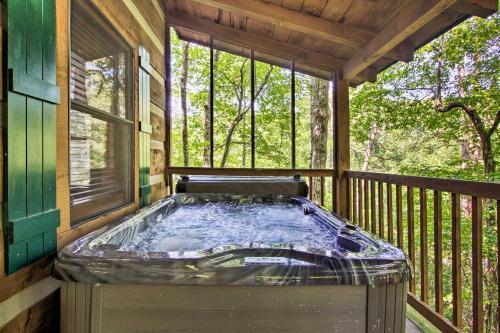 Secluded Forest Cabin - 4 Mi To Dwntwn Gatlinburg!