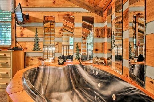 Secluded Forest Cabin - 4 Mi To Dwntwn Gatlinburg!