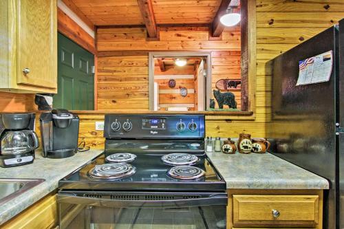Secluded Forest Cabin - 4 Mi To Dwntwn Gatlinburg!