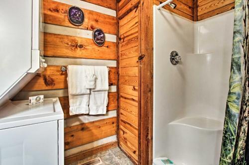 Secluded Forest Cabin - 4 Mi To Dwntwn Gatlinburg!