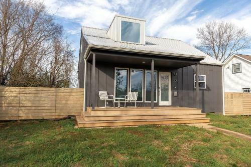 Modern Minimalist Comfort 5 Minutes From Downtown