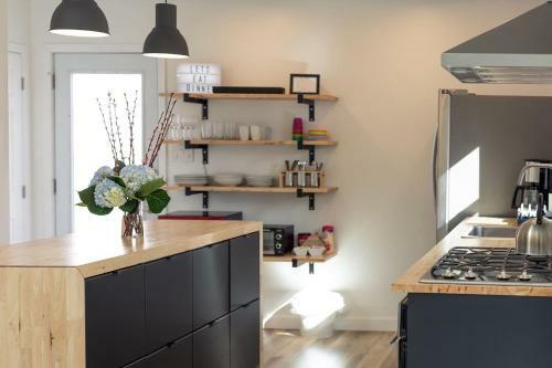 Modern Minimalist Comfort 5 Minutes From Downtown