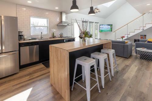 Modern Minimalist Comfort 5 Minutes From Downtown