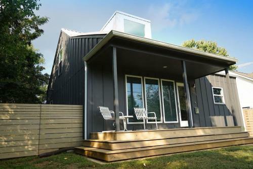Modern Minimalist Comfort 5 Minutes From Downtown