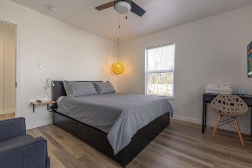 Modern Minimalist Comfort 5 Minutes From Downtown