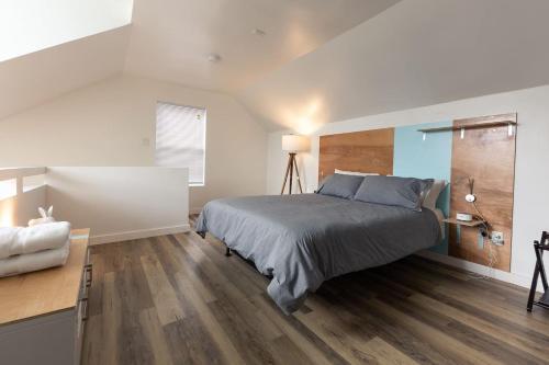 Modern Minimalist Comfort 5 Minutes From Downtown