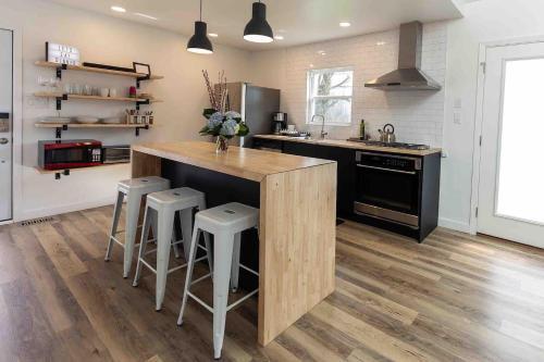 Modern Minimalist Comfort 5 Minutes From Downtown