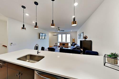 Brand-new Townhome - Steps To Hermitage Park Townhouse