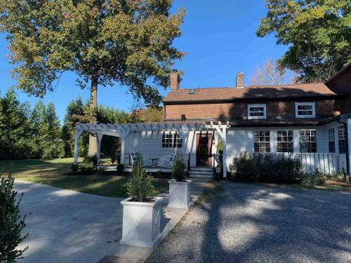 Boyd Harvey Main House & Carriage House