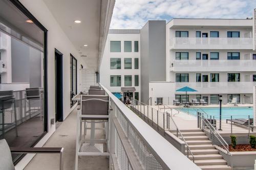 Apartamento Illume - All-suite Corner Unit Overlooking Pool Condo
