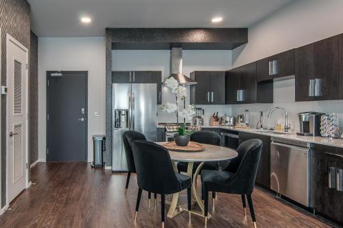 Apartamento Illume - All-suite Corner Unit Overlooking Pool Condo