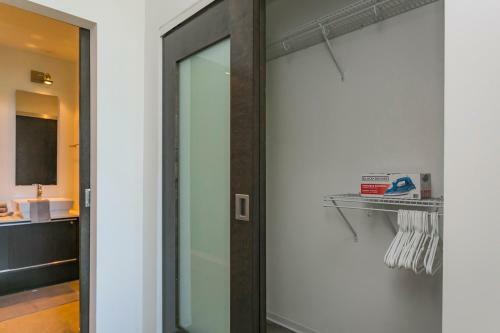 Mid Century Modern Downtown Condo 30+ Night Min