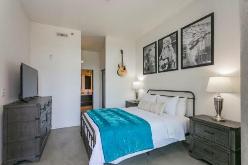 Mid Century Modern Downtown Condo 30+ Night Min