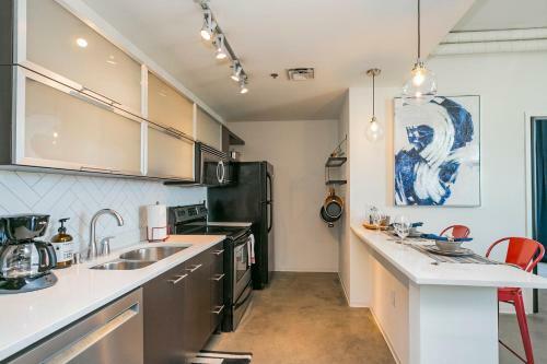 Mid Century Modern Downtown Condo 30+ Night Min