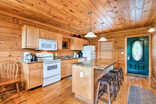 Mountaintop Manor With Hot Tub, Resort Pool Access