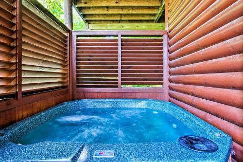 Modern-yet-rustic Pigeon Forge Cabin With Pool Access