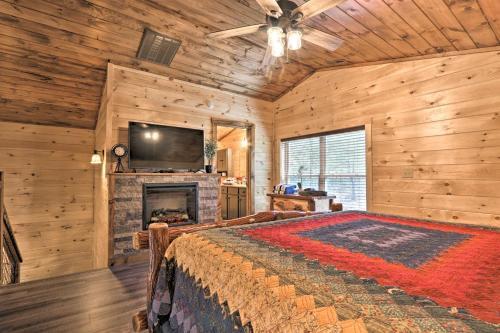 Luxe Cabin Getaway With Hot Tub 1 Mi To Parkway