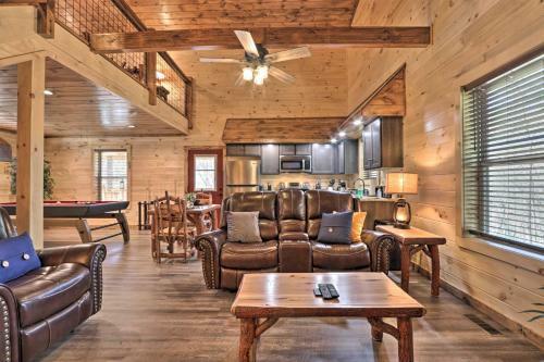 Luxe Cabin Getaway With Hot Tub 1 Mi To Parkway