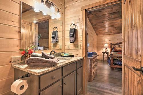 Luxe Cabin Getaway With Hot Tub 1 Mi To Parkway