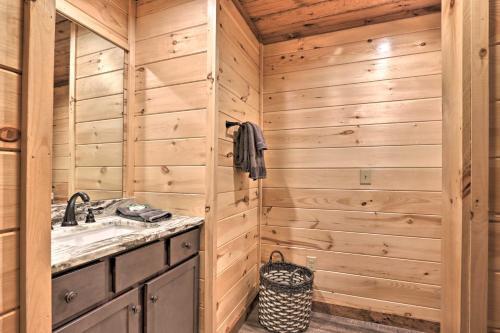 Luxe Cabin Getaway With Hot Tub 1 Mi To Parkway