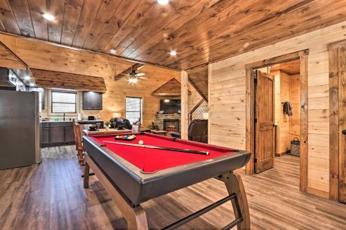 Luxe Cabin Getaway With Hot Tub 1 Mi To Parkway