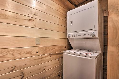 Luxe Cabin Getaway With Hot Tub 1 Mi To Parkway