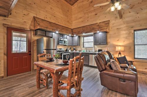 Luxe Cabin Getaway With Hot Tub 1 Mi To Parkway