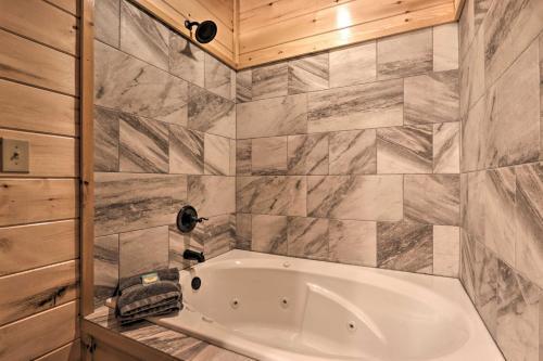 Luxe Cabin Getaway With Hot Tub 1 Mi To Parkway