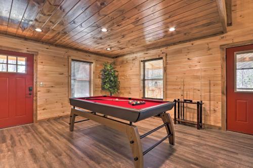 Luxe Cabin Getaway With Hot Tub 1 Mi To Parkway