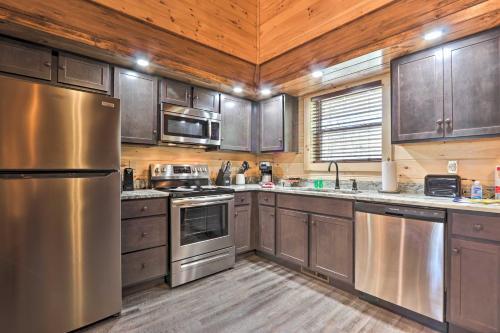 Luxe Cabin Getaway With Hot Tub 1 Mi To Parkway