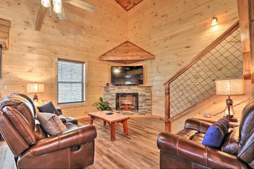 Luxe Cabin Getaway With Hot Tub 1 Mi To Parkway