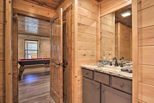 Luxe Cabin Getaway With Hot Tub 1 Mi To Parkway