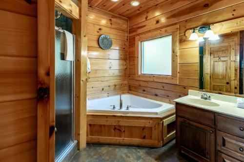 Smokystays 6 Bedroom Cabin