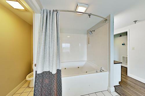 Apartamento Top-floor Condo - River & Mountain Views - Pool