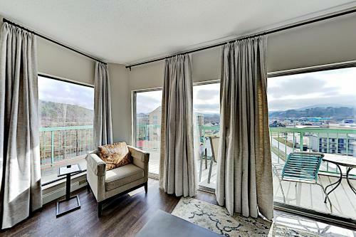 Apartamento Top-floor Condo - River & Mountain Views - Pool