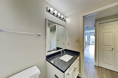 Apartamento Top-floor Condo - River & Mountain Views - Pool