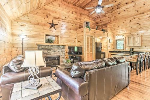 Creekside Cottage With Hot Tub, 1mi To Pigeon Forge