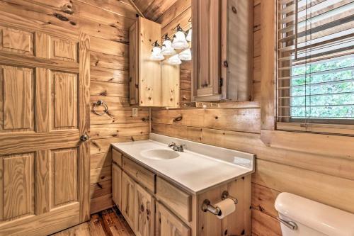 Creekside Cottage With Hot Tub, 1mi To Pigeon Forge