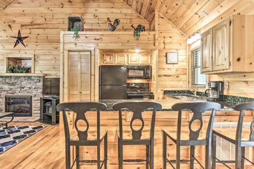 Creekside Cottage With Hot Tub, 1mi To Pigeon Forge