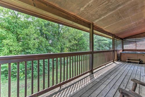 Creekside Cottage With Hot Tub, 1mi To Pigeon Forge