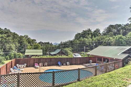 Creekside Cottage With Hot Tub, 1mi To Pigeon Forge