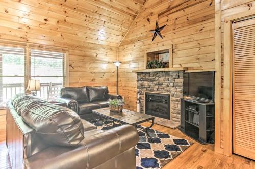 Creekside Cottage With Hot Tub, 1mi To Pigeon Forge