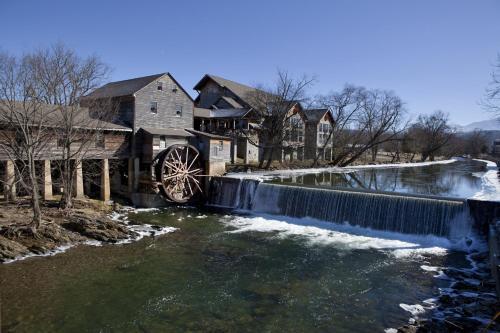 Secluded Creekside Retreat With Private Hot Tub Cabin