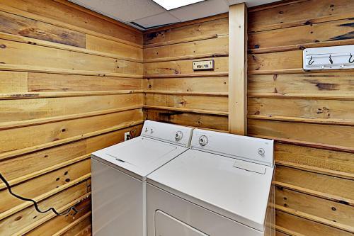 Secluded Creekside Retreat With Private Hot Tub Cabin