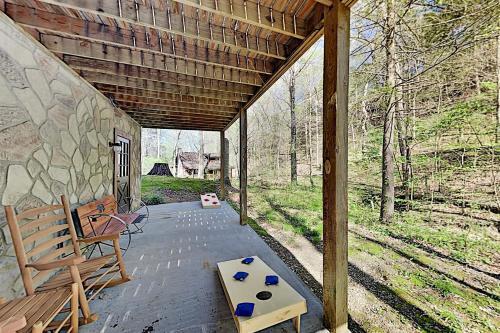 Secluded Creekside Retreat With Private Hot Tub Cabin