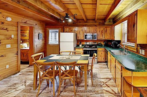 Secluded Creekside Retreat With Private Hot Tub Cabin