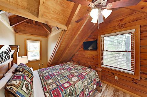 Secluded Creekside Retreat With Private Hot Tub Cabin