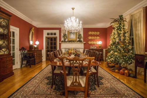 Historic Cedar Hill Mansion With Pool And Patio On Farm